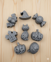 Load image into Gallery viewer, Mini Spooky Halloween Vegan Soap Gift Set | Halloween Gift | Spooky Decor UK