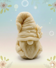 Load image into Gallery viewer, Gnome Gift UK | Gonk Vegan Soap Meet Pickle! The cutest soap you'll ever see! This is Pickle and he's ready to bring a smile to your bathroom! Not only is Pickle adorable, but he's also good for the planet! By using only natural clays, pure essential oils and packaged in eco-friendly materials you can enjoy a guilt-free washing experience.