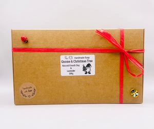 Gonk Gnome ; Christmas Tree Vegan Soap - Gift Boxed
This adorable Christmas gift set is available in your choice of gonk / gnome colour and essential oil. Gift boxed ready to give your loved one or as a cheeky Christmas treat to yourself!
Set contains:
1 x Snowdrop Gnome vegan soap (colour changeable)
1 x Christmas Tree Soap (Green French Clay)

Gnome / Gonk&nbsp;Colours:🎨:
• Pink Clay for a soft pink
• Charcoal for a grey tone
• Yellow Clay for a soft yellow shade
• Indigo Powder for a blue