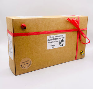 Gonk Gnome ; Christmas Tree Vegan Soap - Gift Boxed
This adorable Christmas gift set is available in your choice of gonk / gnome colour and essential oil. Gift boxed ready to give your loved one or as a cheeky Christmas treat to yourself!
Set contains:
1 x Snowdrop Gnome vegan soap (colour changeable)
1 x Christmas Tree Soap (Green French Clay)

Gnome / Gonk&nbsp;Colours:🎨:
• Pink Clay for a soft pink
• Charcoal for a grey tone
• Yellow Clay for a soft yellow shade
• Indigo Powder for a blue
