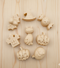 Load image into Gallery viewer, Mini Spooky Halloween Vegan Soap Gift Set | Halloween Gift | Spooky Decor UK
