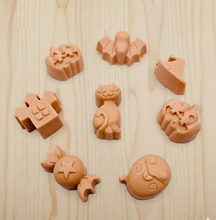 Load image into Gallery viewer, Mini Spooky Halloween Vegan Soap Gift Set | Halloween Gift | Spooky Decor UK
