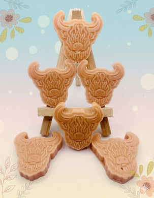 Handmade vegan soaps featuring a set of six mini highland cow soaps gift boxed in beautiful eco friendly packaging. crafted with natural French clays, activated charcoal and essential oils. a eco-friendly, zero waste gift that’s cruelty-free, skin-nourishing, and perfect for highland coo lovers or animal themed gifts. Small business UK gift boxed in beautiful eco friendly packaging. 