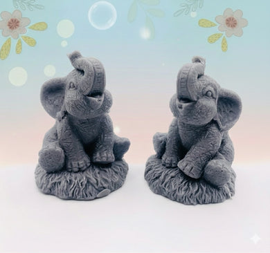 Handmade vegan soaps featuring a set of two baby elephants, gift boxed in beautiful eco friendly packaging. crafted with natural French clays, activated charcoal and essential oils. a eco-friendly, zero waste gift that’s cruelty-free, skin-nourishing, the perfect gift for elephant lovers or for animal lovers. small business UK