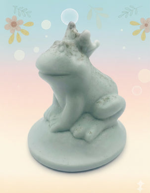 Handmade vegan soaps featuring a frog wearing a crown, in beautiful eco friendly packaging. crafted with natural French clays, activated charcoal and essential oils. a eco-friendly, zero waste gift that’s cruelty-free, skin-nourishing, the perfect gift for frog lovers or for animal lovers. small business UK