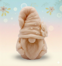 Load image into Gallery viewer, Gnome Gift UK | Gonk Vegan Soap Meet Pickle! The cutest soap you'll ever see! This is Pickle and he's ready to bring a smile to your bathroom! Not only is Pickle adorable, but he's also good for the planet! By using only natural clays, pure essential oils and packaged in eco-friendly materials you can enjoy a guilt-free washing experience. 
