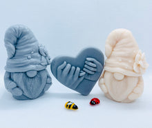 Load image into Gallery viewer, ‘Pickle’ The Gonks &amp; Heart 200g - Gift Boxed
